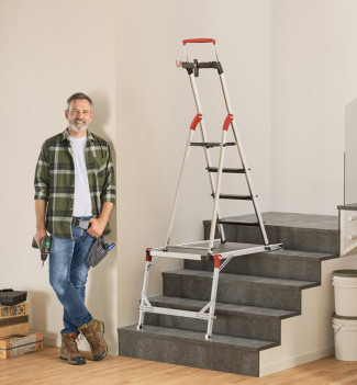 Mise en situation plateforme de travail pour escalier en aluminium Hailo TP2 Pro avec escabeau