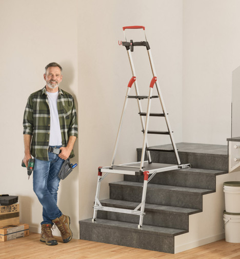 Mise en situation plateforme de travail pour escalier en aluminium Hailo TP2 Pro avec escabeau