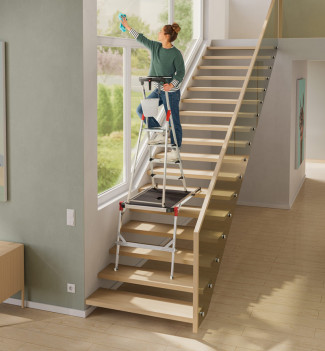 Mise en situation plateforme de travail pour escalier en aluminium Hailo TP2 Pro avec escabeau