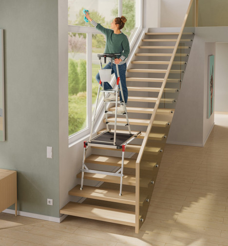 Mise en situation plateforme de travail pour escalier en aluminium Hailo TP2 Pro avec escabeau