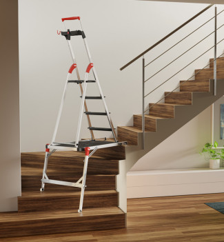 Mise en situation plateforme de travail pour escalier en aluminium Hailo TP2 Pro avec escabeau