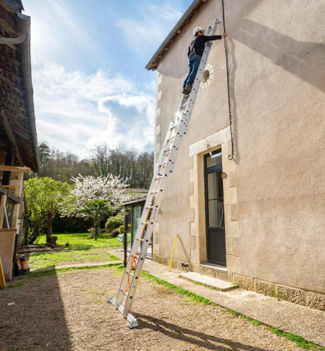 Echelle coulissante à corde pro 3 plans 3x12 échelons 8m40 en alu Hailo Trio