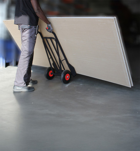 Diable de chantier 300kg transportant une planche