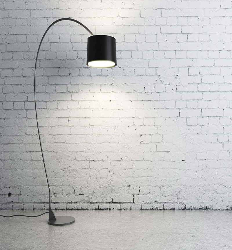 une lampe devant un mur
