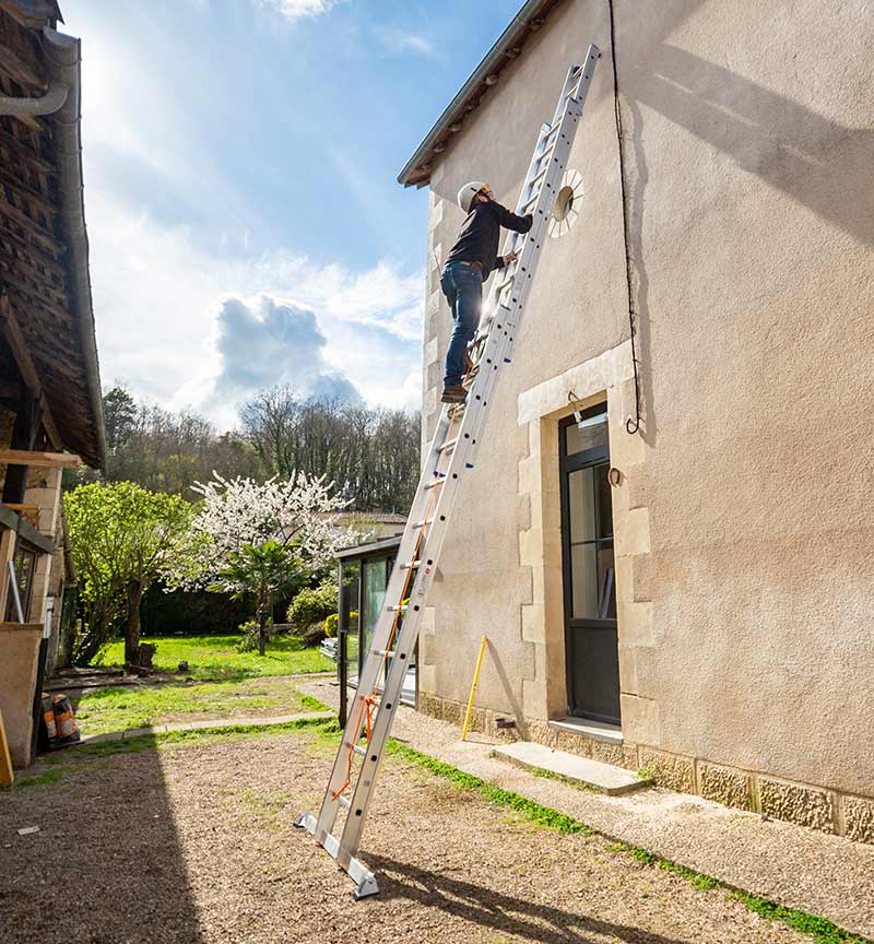 Echelle coulissante à corde pro 3 plans 3x12 échelons 8m40 en alu Hailo Trio